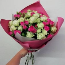 11 white and pink spray roses